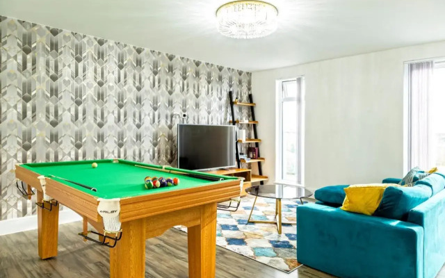 Attractive 2 Bedroom Penthouse with free Parking
