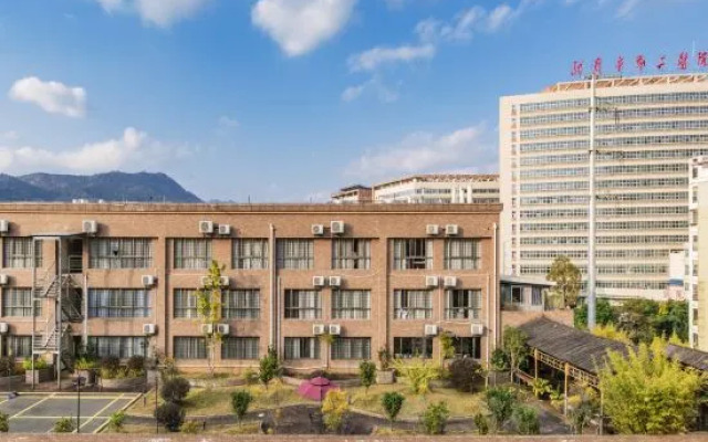 Fangyuan Fashion Hotel (Longyan High Speed Railway Station Second Hospital)