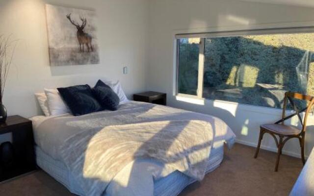 Lakeview Heights Luxury Apartment 2