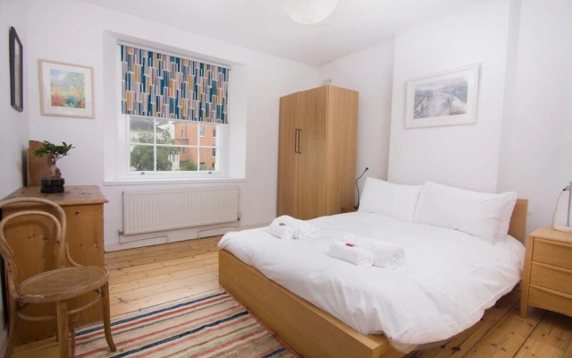 Bohemian top Floor Apartment With Views Over City