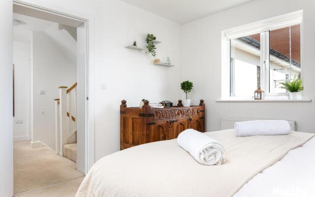 Elephant Court - Comfortable, spacious house with parking