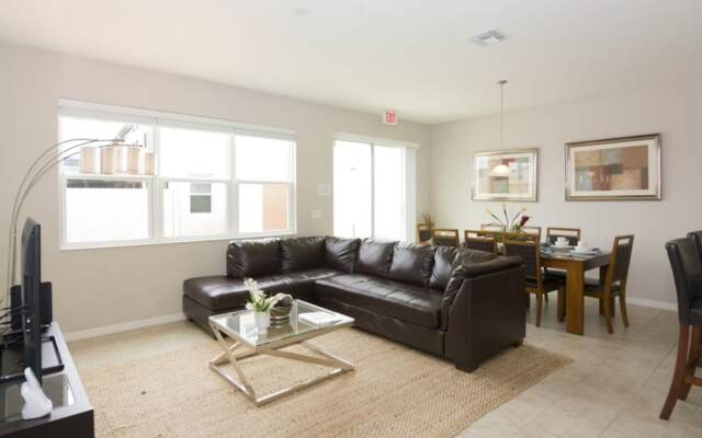 Vacation Townhome Next to Parks Cb3163