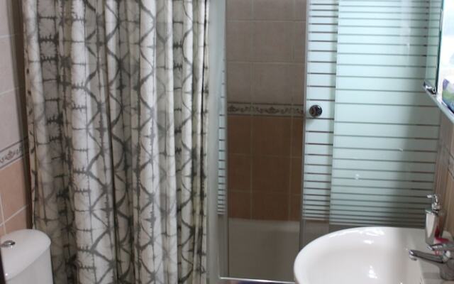 Beautiful 2 BR Apt Quiet & Private