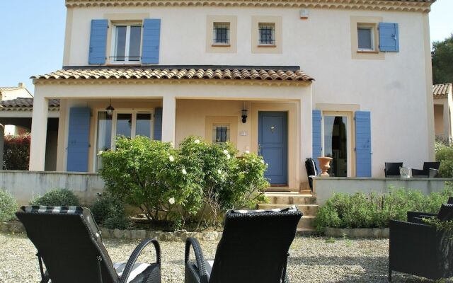 Modern Villa in Saumane-de-Vaucluse with Swimming Pool