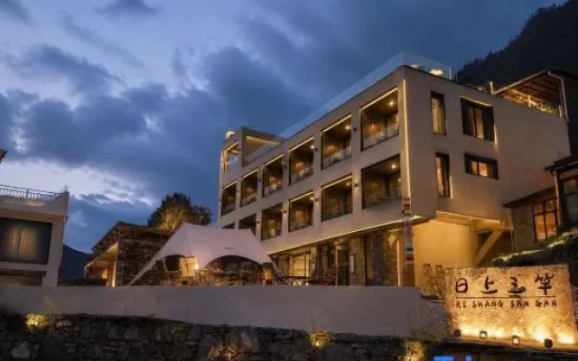 A private hot spring hotel for viewing snow-capped mountains in a 5A scenic area — 4-star hotel in Ngawa