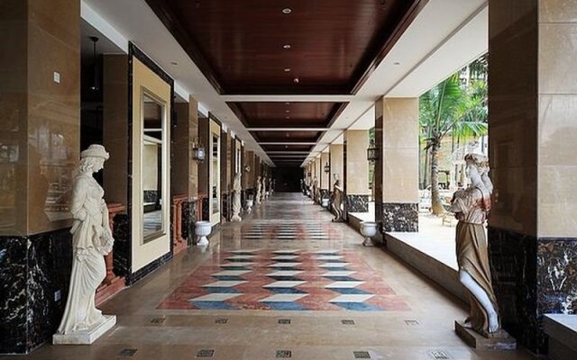 Xinglong Old Banyan Hotel
