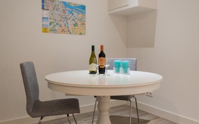 Clean and modern nassau canal apartment