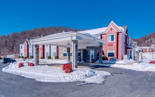 Clarion Pointe Staunton East