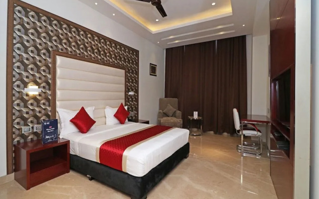 C Pearls Hotel  Banque by OYO Rooms