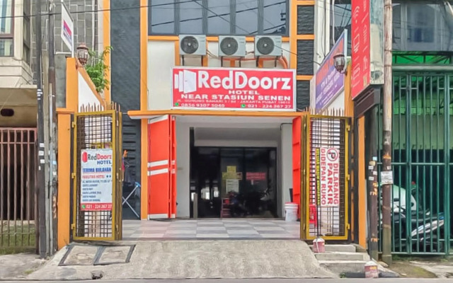 RedDoorz near Stasiun Senen