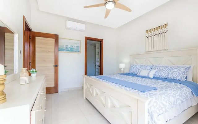 Stylish 1BR Apartment – Pool Access, Close to Beach