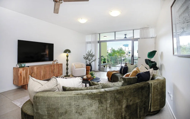 Luxury Cairns Stay with Pool and BBQ