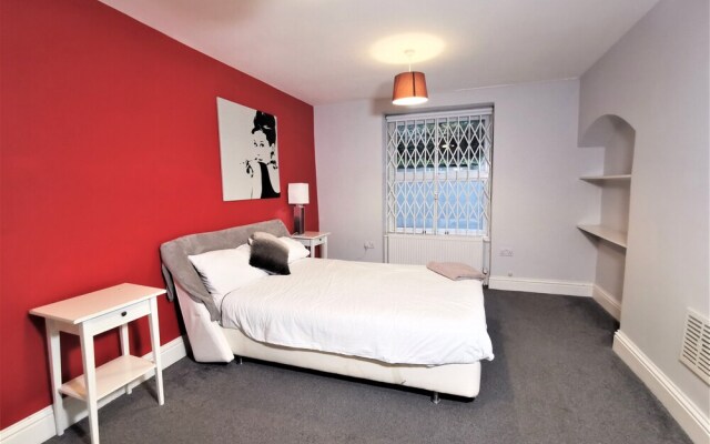 Spacious 2 bed flat in Camden