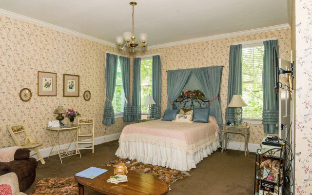 Holly House of Hamilton