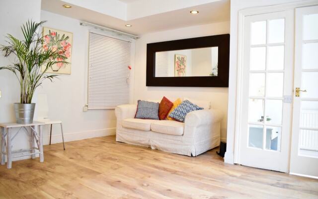 Light and Open 2 Bedroom Flat by Gloucester Road