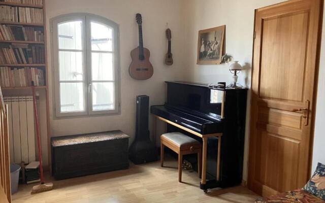 Superb 90m With Wifi Located In Avignon!