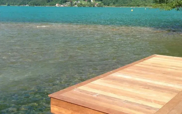 The Lakehouse Apartment