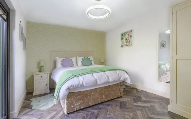 Secret Waterside Lodges in Worcestershire