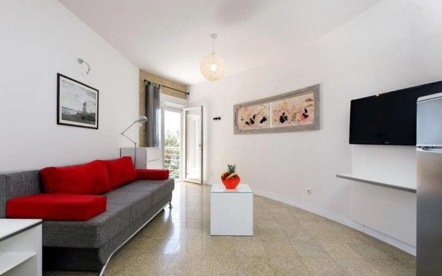 Cozy Apartment for 3 Adults Next to the Beach