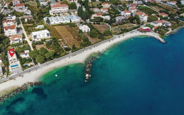 Nice Home in Kastel Stafilic With Wifi and 5 Bedrooms