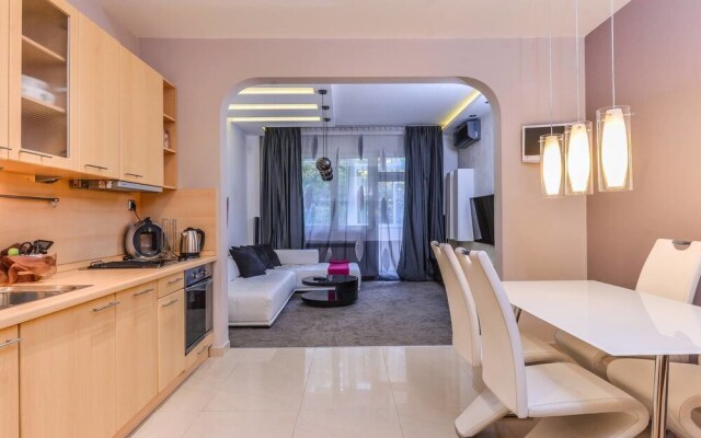 FM Deluxe 1-BDR Apartment - Extravaganzzo