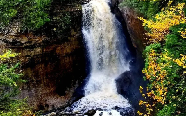 Pictured Rocks Inn & Suites