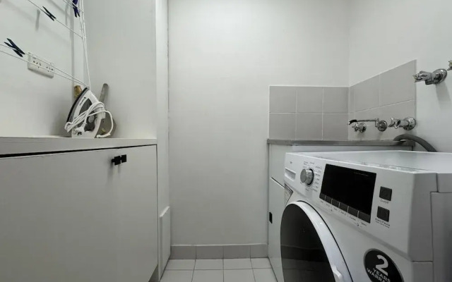 Central 1-bed Adelaide Apartment With Balcony