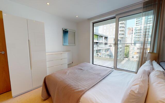 Deluxe Two Bed Apartment w Balcony in Canary Wharf
