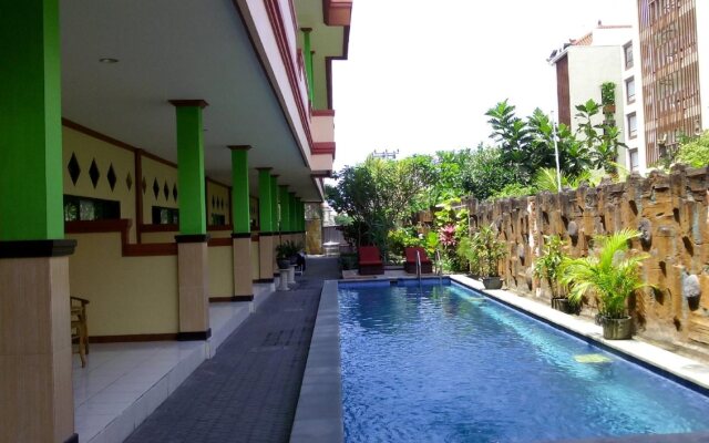 Taxa Raya Guest House by ZUZU