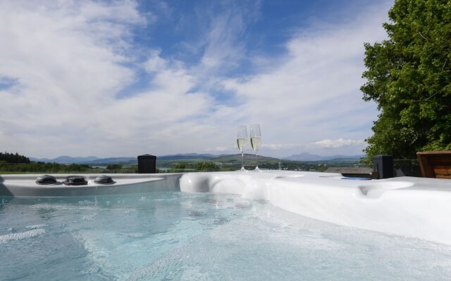 Super King Lodge-sleeps 2-hottub-sea View
