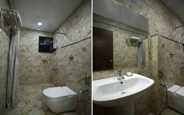 Capital O 22439 Ratna Forever