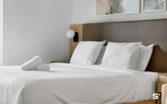Skyline Chic Downtown Studio Getaway