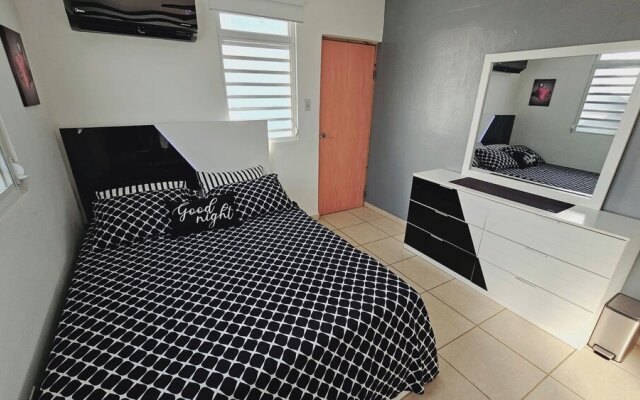 "cozy and Modern Apartment Black & White With Jacuzzi on Terrace"