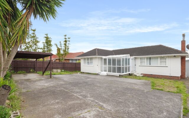 3 Bedroom In Papatoetoe w Parking - Wifi