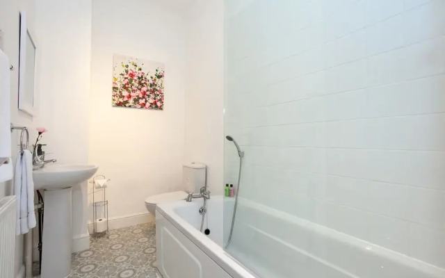 Cosy Home Near Station, Parking, Netflix, Sleeps 5