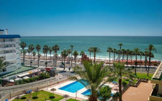 Apartamento con terraza y piscina junto a la playa