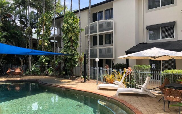 Cairns Reef Apartments & Motel