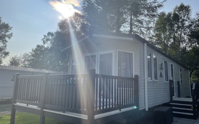 2 bed Caravan With Hot Tub Located in Percy Wood