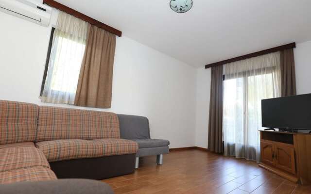 Comfortable Apartment With Terrace Near the Beach