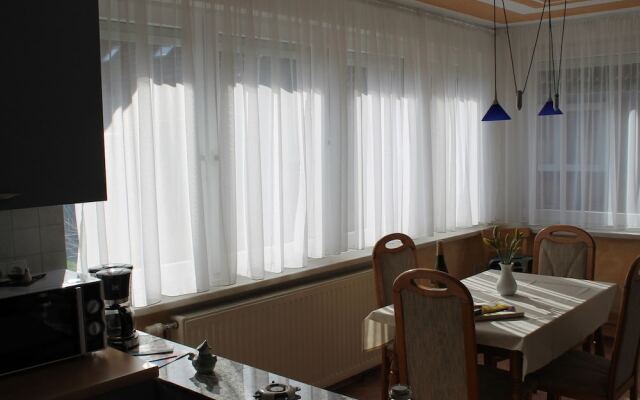 Spacious Bungalow near Sea in Grundshagen