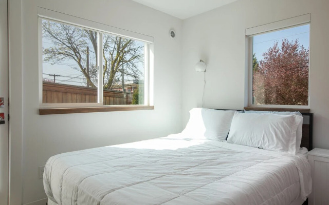 Hosteeva Modern Townhome w Rooftop