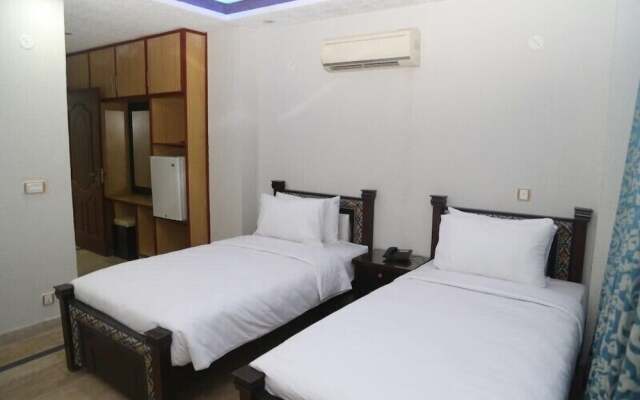 Pool & Park Hotel
