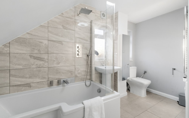 Serviced 4 Bdrm 2 bath house Maidenhead