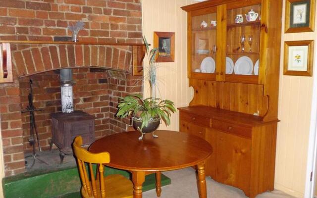Pitstop Lodge Bed & Breakfast and Guesthouse