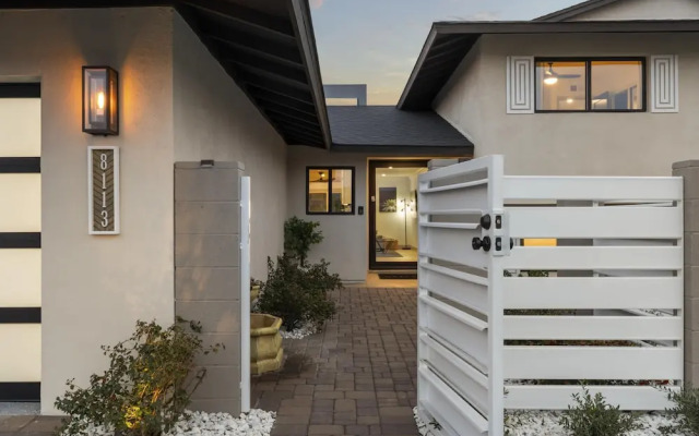 Valley View Chic Home w Backyard Oasis