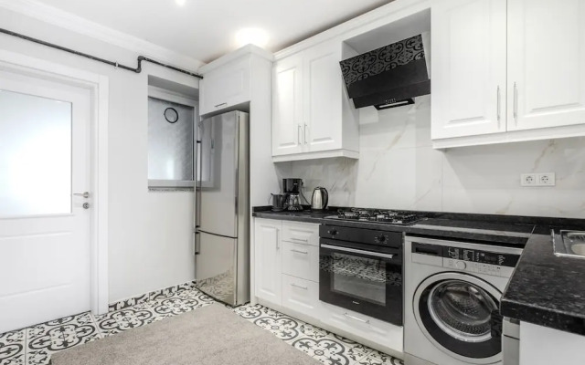 House w Garden 10 min to City s in Beyoglu