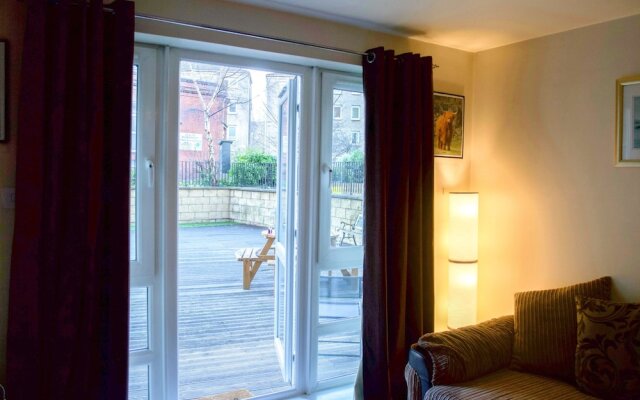Bright 2 Bedroom Flat With Patio