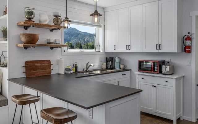 Berg Haus 1 Bedroom Home by NW Comfy Cabins by RedAwning