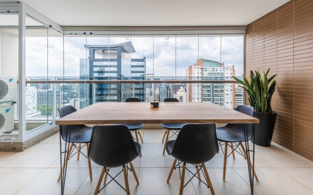 Apartamento com varanda e ótima localização | Vila Olímpia