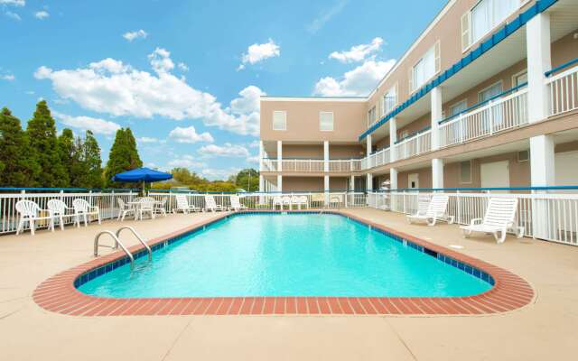 Baymont by Wyndham Louisville East